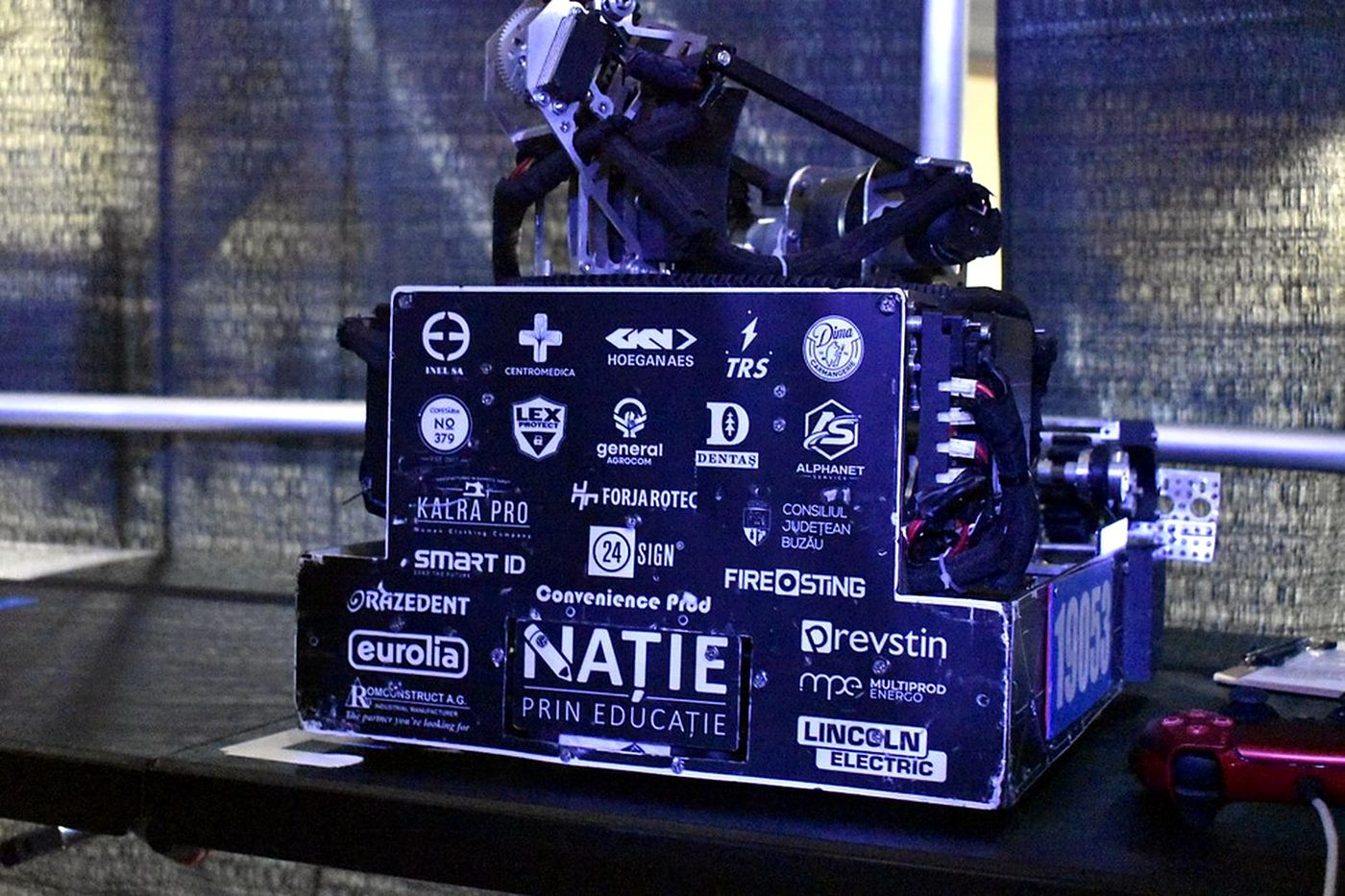 {{t.sponsors.robotAlt}}